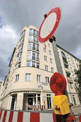 Straßensperrung in Lichtenberg am 8. Juli 2006 nach Unterspülung eines Wohnhauses