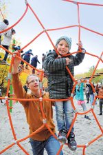 Spielende Kinder im Kletterseilgarten