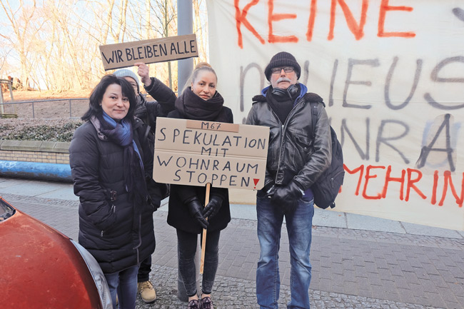 Mieter mit Protestplakaten