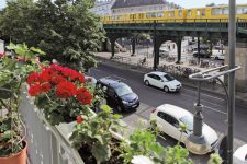 Blick vom Balkon auf die Hochbahn