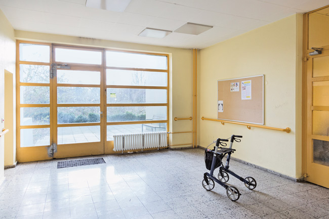 Rollator im Eingangsbereich des Seniorenwohnhauses Rollator im Eingangsbereich des Seniorenwohnhauses