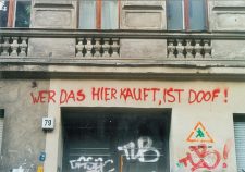 Graffito: 'Wer das hier kauft, ist doof!'