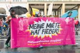 Demonstranten mit Transparent 'Meine Miete hat Fieber!'
