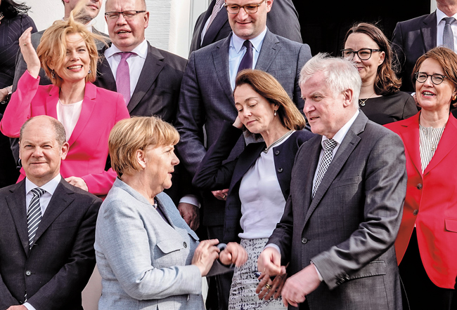Kanzlerin Merkel mit mehreren Ministern