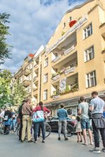 Protestplakate in der Sanderstraße 11/11 a