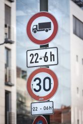 Schilder: nächtliches Lkw-Verbot und Tempolimit