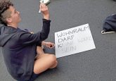 Demonstrant malt Protestschild