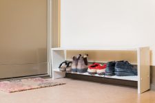 Schuhregal vor der Wohnungstür