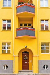 Gelbe Hausfassade in der Krugpfuhlsiedlung