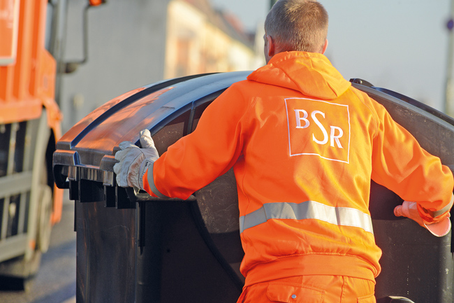 BSR-Mitarbeiter mit Mülltonne