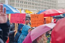 Demonstrationsteilnehmer mit Regenschirmen