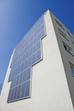 Hausfassade mit Solarmodulen