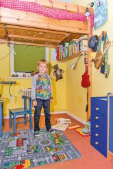 Kasimir in seinem Zimmer mit Hochbett