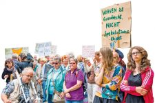 Demonstranten mit Protestplakaten