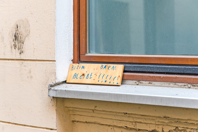Schild am Fenster 'Bizim bleibt' Schild am Fenster 'Bizim bleibt'