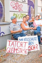 Mieter der Gleimstraße mit Protestplakaten Mieter der Gleimstraße mit Protestplakaten