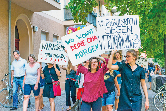 Mieter mit Protestplakaten Mieter mit Protestplakaten