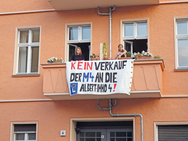 Protestplakat am Balkon Protestplakat am Balkon