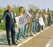 Menschenkette mit Walter Momper zum Erhalt der Mietpreisbindung 1987