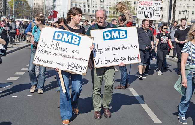 Demonstranten mit DMB-Protest-Plakaten