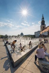 Springrunnen mit planschenden Kindern