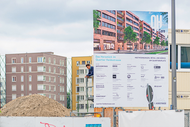 Immobilienplakat vor Neubauten Immobilienplakat vor Neubauten