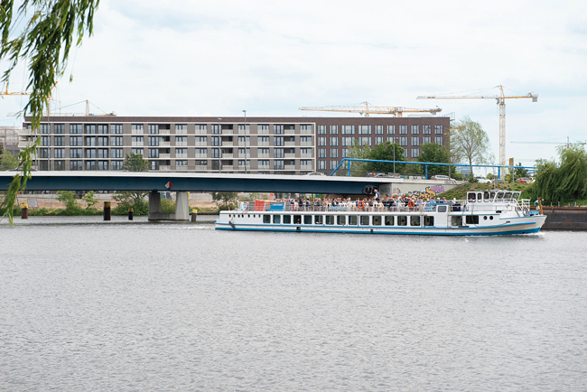 Fahrgastschiff am Nordhafen Fahrgastschiff am Nordhafen