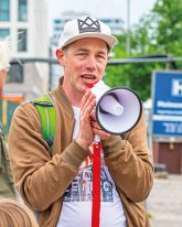 Künstler Yves Mettler mit Megafon Künstler Yves Mettler mit Megafon