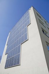 Solarpanel an der Hochhausfassade