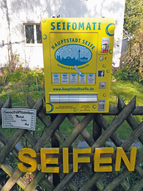 Leserfoto: Seifenautomat an Jägerzaun