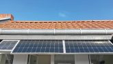 Fotovoltaikpaneel am Dachüberstand