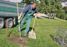 Arbeiter bei Grünflächenchenreparatur