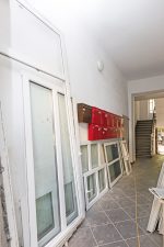 Ausgebaute Fensterrahmen im Hausflur