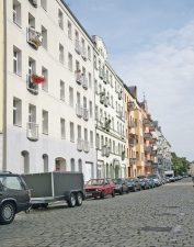 Straße mit Blockrandbebauung