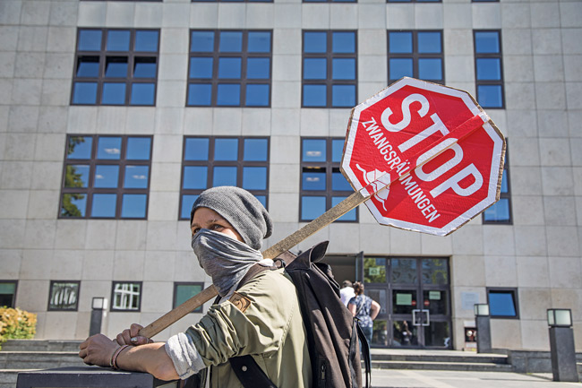 Protest mit Demo-Schild ,Stop Zwangsräumungen‘ Protest mit Demo-Schild ,Stop Zwangsräumungen‘