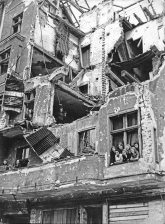 Bewohner im Nachkriegs-Trümmerhaus