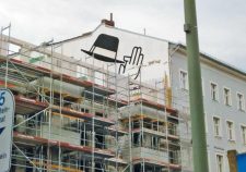 Leserfoto: Letzter Gruss mit gezogenem Hut an einer Hauswand vor Schließung der Baulücke durch einen Neubau