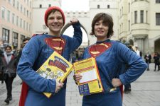 Unterschriftensammler im Superman-Kostüm