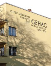 Fassadenhinweis auf die GEHAG und die Bauzeit Fassadenhinweis auf die GEHAG und die Bauzeit
