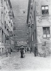 Innenhof 1930er Jahre mit Parole: Erst Essen, dann Miete