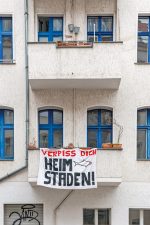 Transparent am Balkon: Verpiss dich Heimstaden!