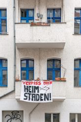 Transparent am Balkon: Verpiss dich Heimstaden!