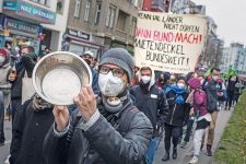 Demo-Teilnehmer am Abend nach der Bekanntgabe des Karlsruher Beschlusses