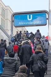 Fahrgäste am U-Bahnhof Alexanderplatz