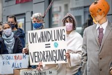 Protestierende mit Plakat: Umwandlung = Verdrängung