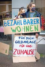 Demonstranten mit Protestplakaten