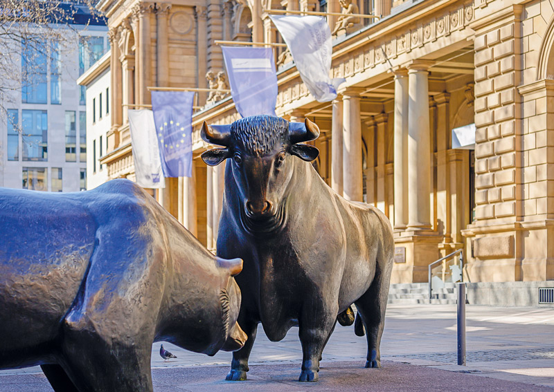 Frankfurter Börse mit den Aktienmarkt-Symbolen Bär und Bulle Frankfurter Börse mit den Aktienmarkt-Symbolen Bär und Bulle