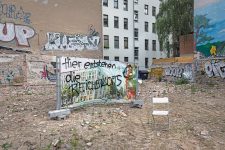 Baulücke mit Graffito: Hier entstehen die Reichenlofts