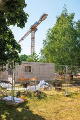 Baustelle und Baukran im Grünen