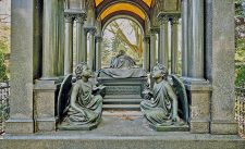 Grabstätte mit Säulen und Engeln
